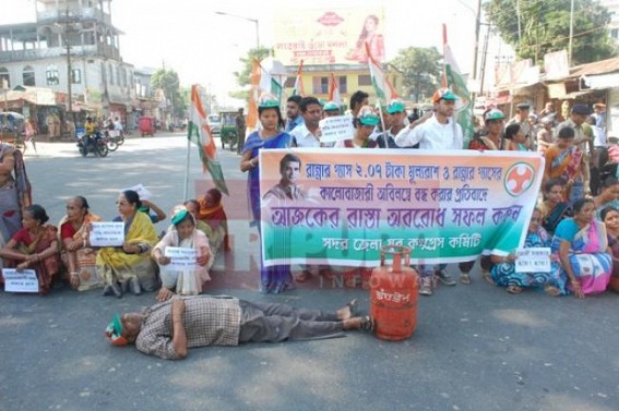 Congress blocked road protesting LPG Crisis  
